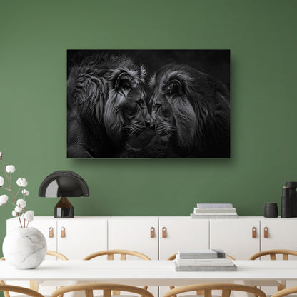 Twee leeuwen in een donkere omgeving canvas met baklijst