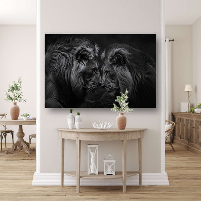 Twee leeuwen in een donkere omgeving canvas met baklijst