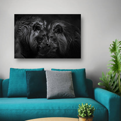 Twee leeuwen in een donkere omgeving canvas met baklijst