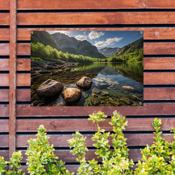 Rustig berglandschap met heldere rivier tuinposter