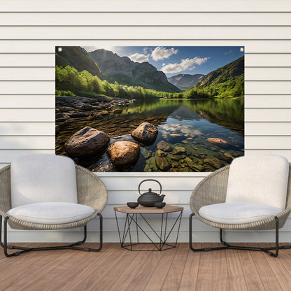Rustig berglandschap met heldere rivier tuinposter