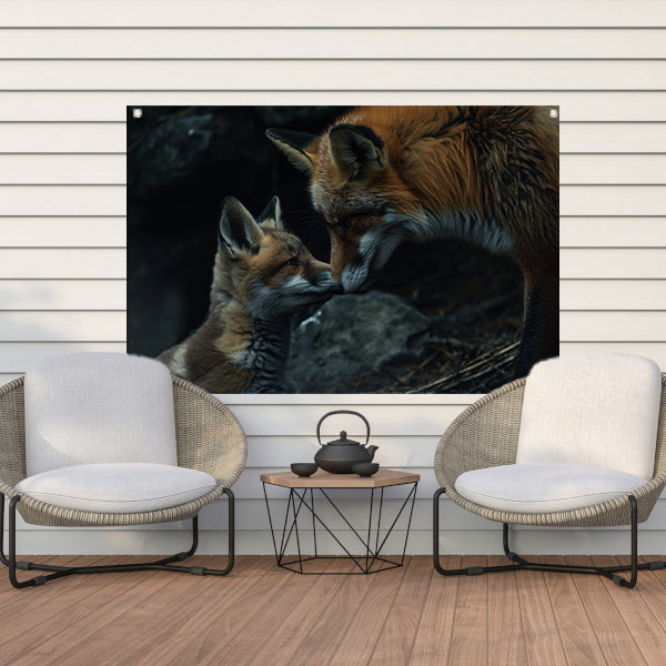Intiem moment tussen twee vossen tuinposter