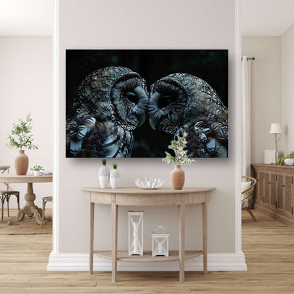 Twee uilen in een donkere omgeving canvas met baklijst