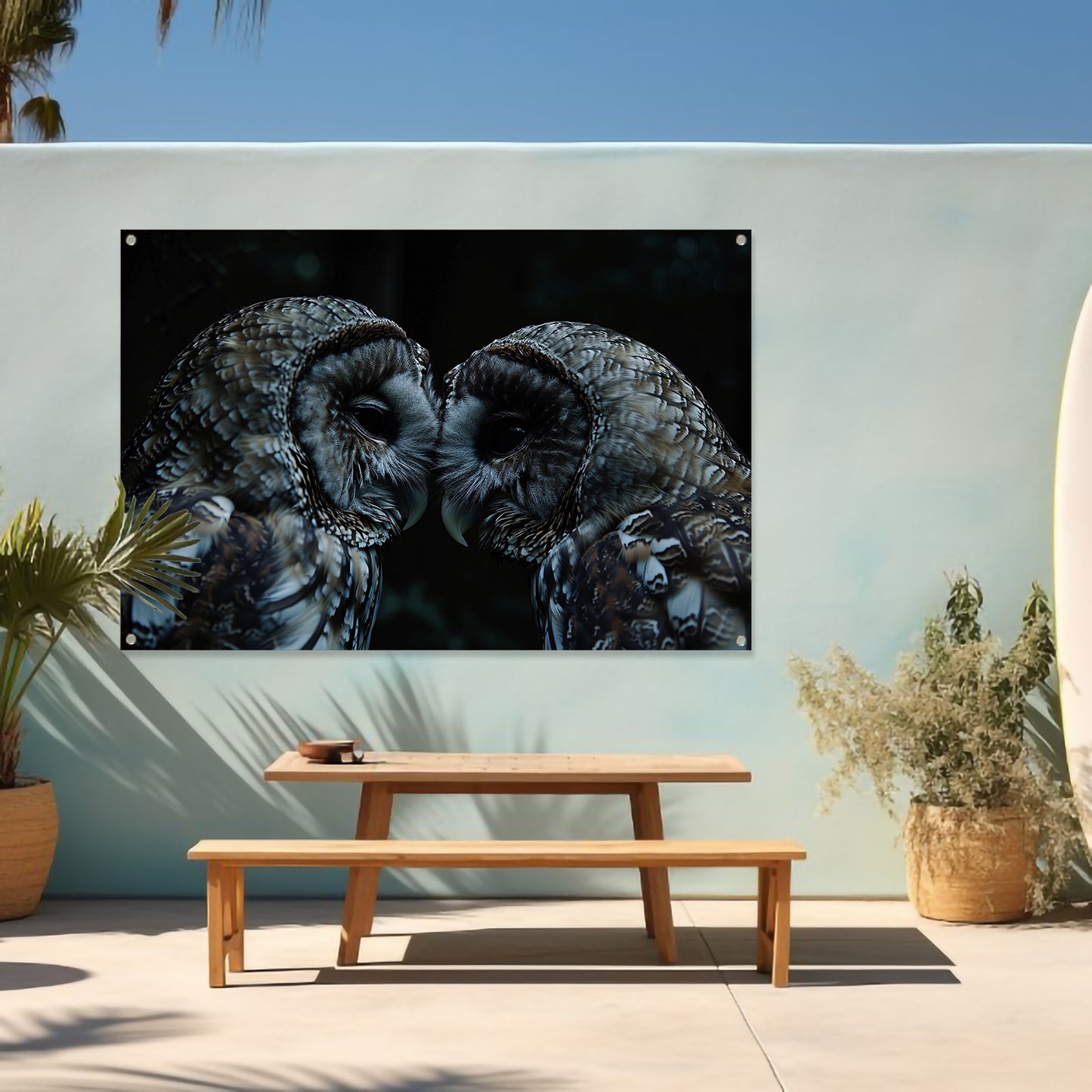 Twee uilen in een donkere omgeving tuinposter