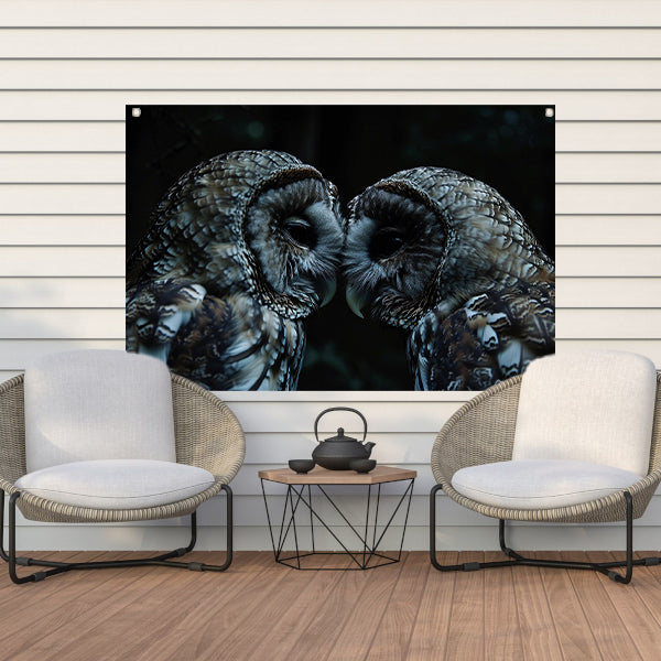 Twee uilen in een donkere omgeving tuinposter