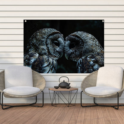 Twee uilen in een donkere omgeving tuinposter