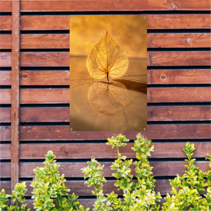 Blad perfect weerspiegeld in gouden licht tuinposter