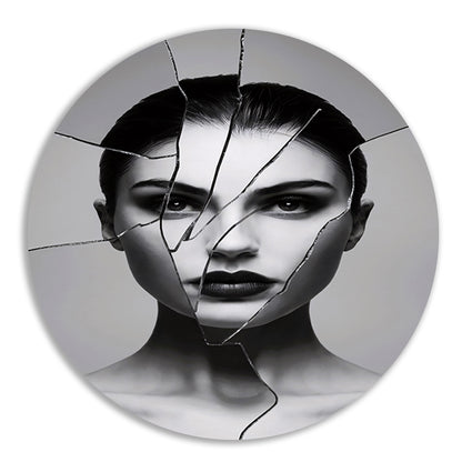 Gebroken gezicht in zwart-witcontrast aluminium muurcirkel