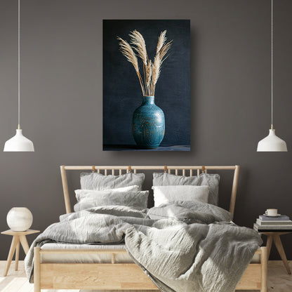 Blauwe vaas met roomkleurig pampasgras tegen donkere achtergrond poster