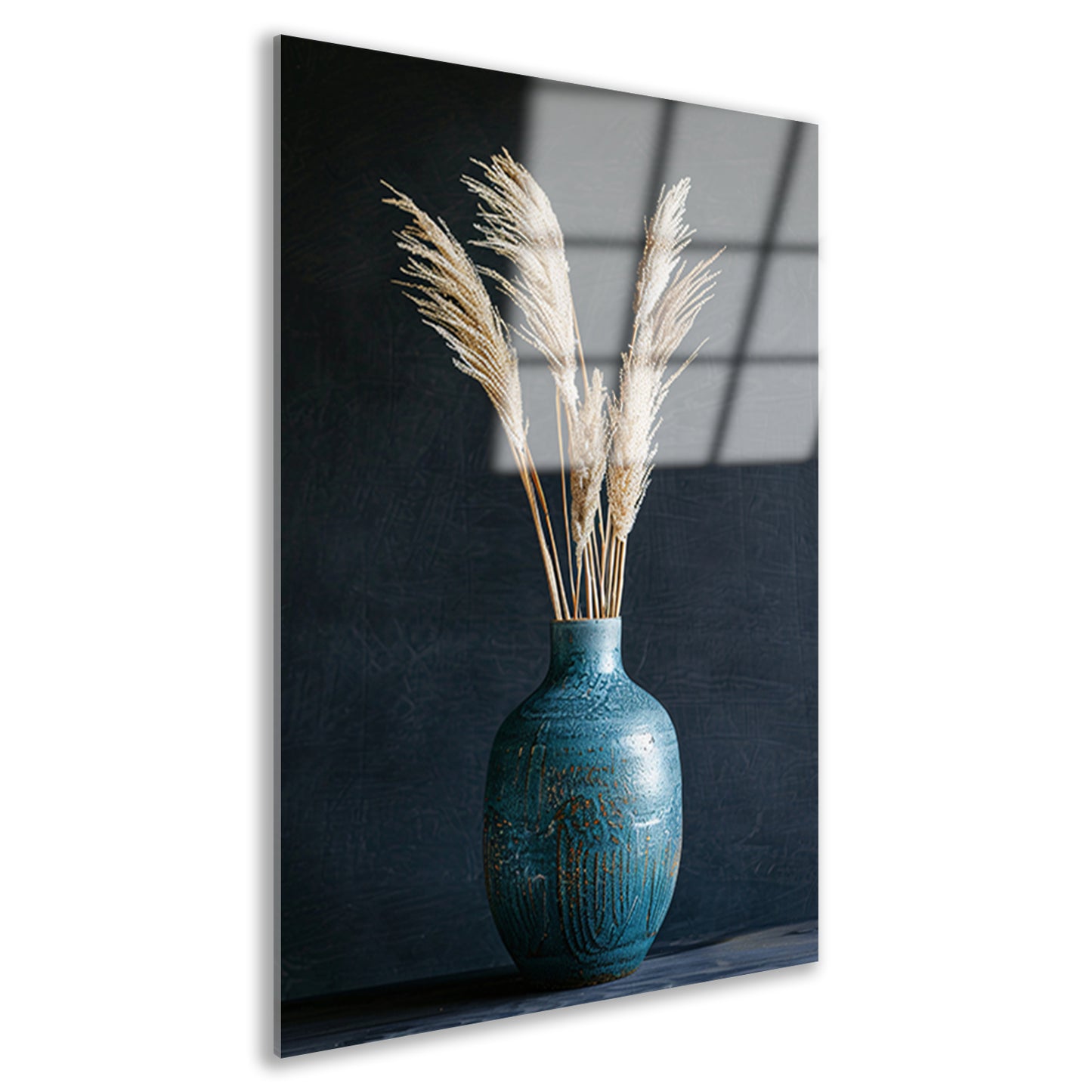 Blauwe vaas met roomkleurig pampasgras tegen donkere achtergrond acrylglas