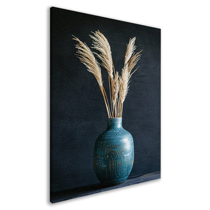 Blauwe vaas met roomkleurig pampasgras tegen donkere achtergrond canvas