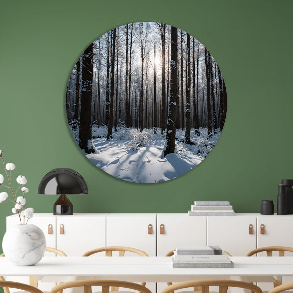Serene winterbos met besneeuwde bomen aluminium muurcirkel