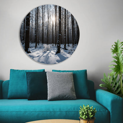 Serene winterbos met besneeuwde bomen aluminium muurcirkel