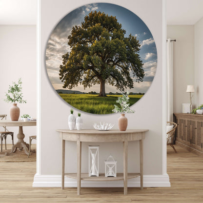 Een majestueuze boom in een groen veld aluminium muurcirkel