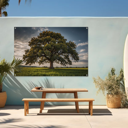 Een majestueuze boom in een groen veld tuinposter