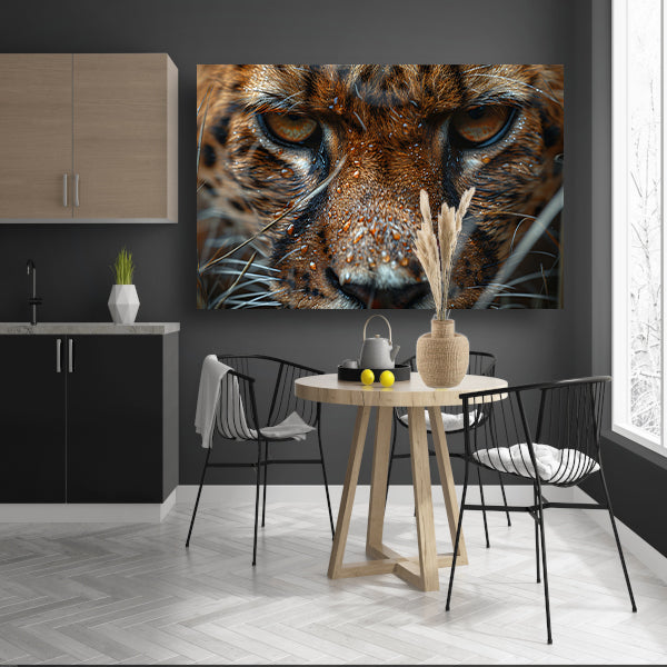 Close-up van natte luipaard met intense blik poster