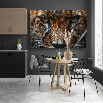 Close-up van natte luipaard met intense blik poster