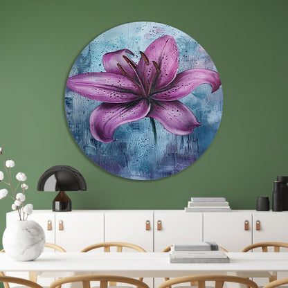 Moderne paarse lelie tegen blauwe achtergrond aluminium muurcirkel