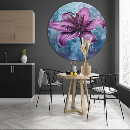 Moderne paarse lelie tegen blauwe achtergrond aluminium muurcirkel