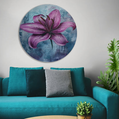 Moderne paarse lelie tegen blauwe achtergrond aluminium muurcirkel