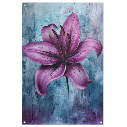 Moderne paarse lelie tegen blauwe achtergrond tuinposter