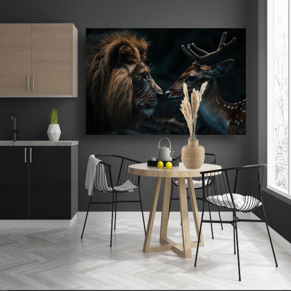 Leeuw en hert in een donker bos canvas met baklijst
