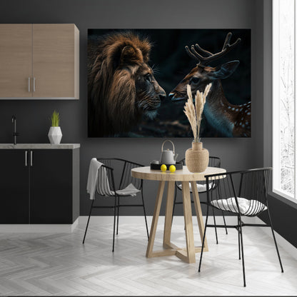 Leeuw en hert in een donker bos canvas met baklijst