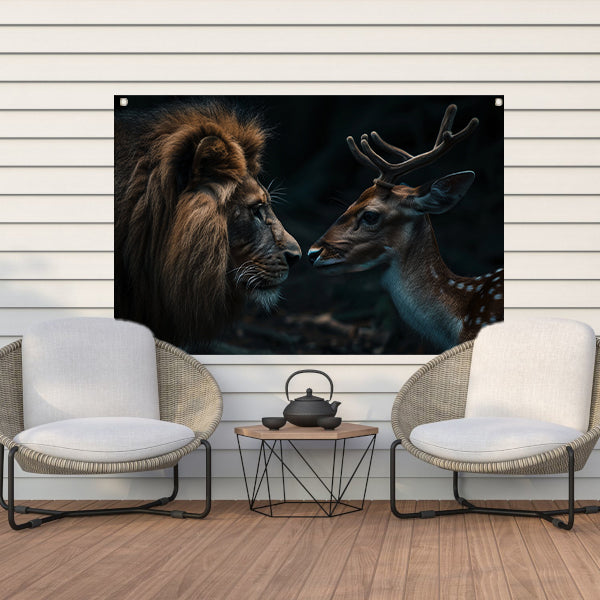 Leeuw en hert in een donker bos tuinposter