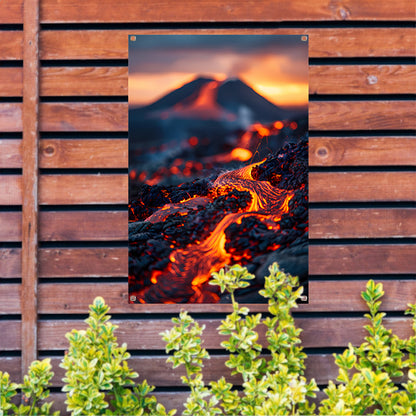 Gloeiende Lavastromen in Vulkanisch Landschap tuinposter