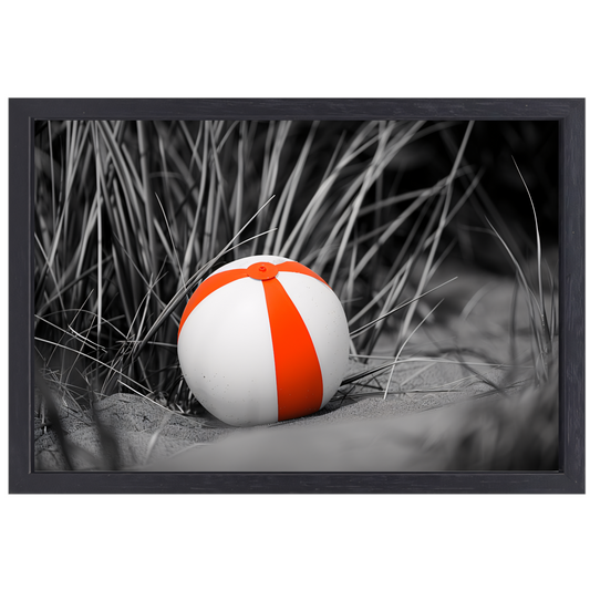 Minimalistische strandbal op het zand canvas met baklijst