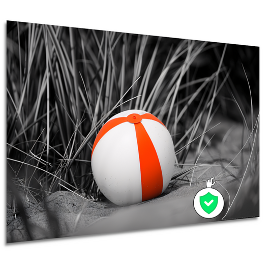 Minimalistische strandbal op het zand poster