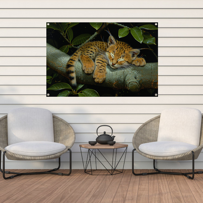 Slapende wilde kat op boomtak tuinposter