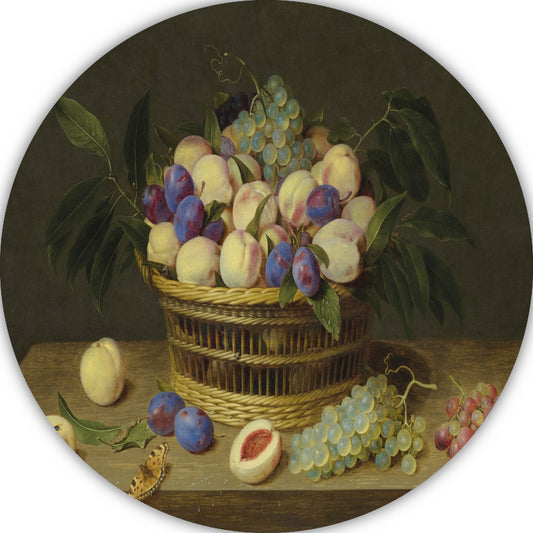 Perziken, pruimen en druiven in een rieten mand, met fruit en een vlinder op een houten tafel - Jacob van Hulsdonck aluminium muurcirkel