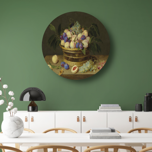 Perziken, pruimen en druiven in een rieten mand, met fruit en een vlinder op een houten tafel - Jacob van Hulsdonck aluminium muurcirkel