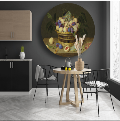 Perziken, pruimen en druiven in een rieten mand, met fruit en een vlinder op een houten tafel - Jacob van Hulsdonck aluminium muurcirkel