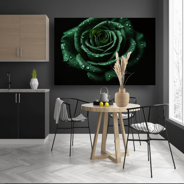 Donkergroene roos met dauw tegen zwart canvas