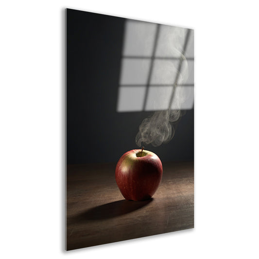 Rode appel en stijgende rook op tafel acrylglas