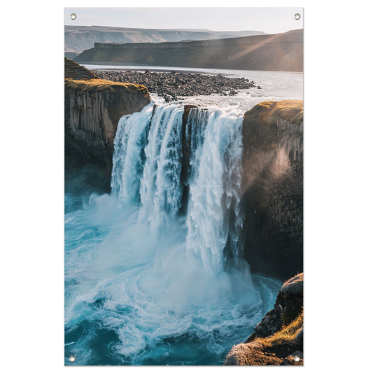 Majestueuze waterval in rotsachtig landschap tuinposter