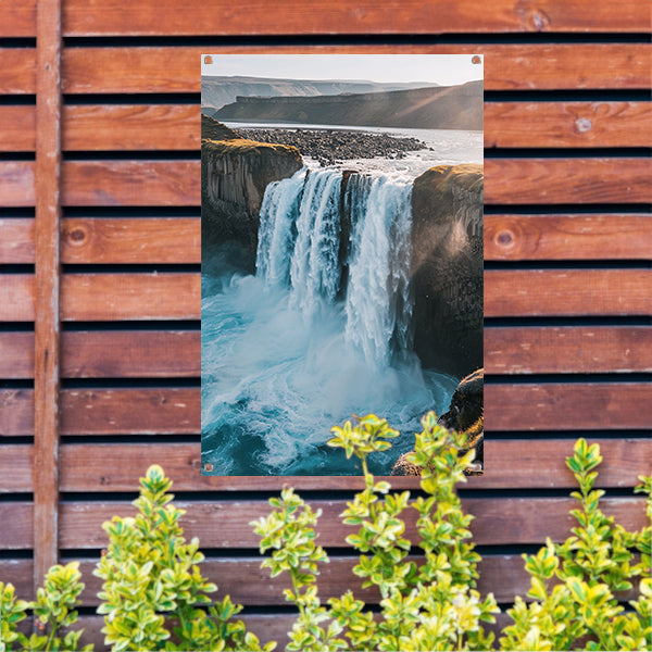 Majestueuze waterval in rotsachtig landschap tuinposter