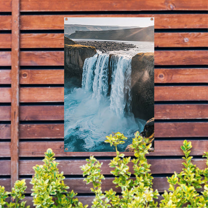 Majestueuze waterval in rotsachtig landschap tuinposter