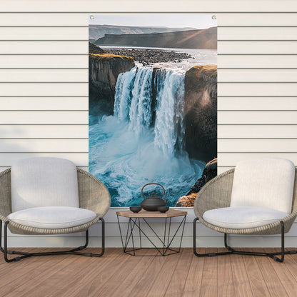 Majestueuze waterval in rotsachtig landschap tuinposter