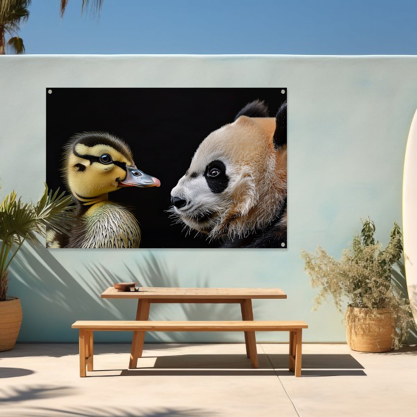 Pandababy en eendkuiken knuffelen tuinposter