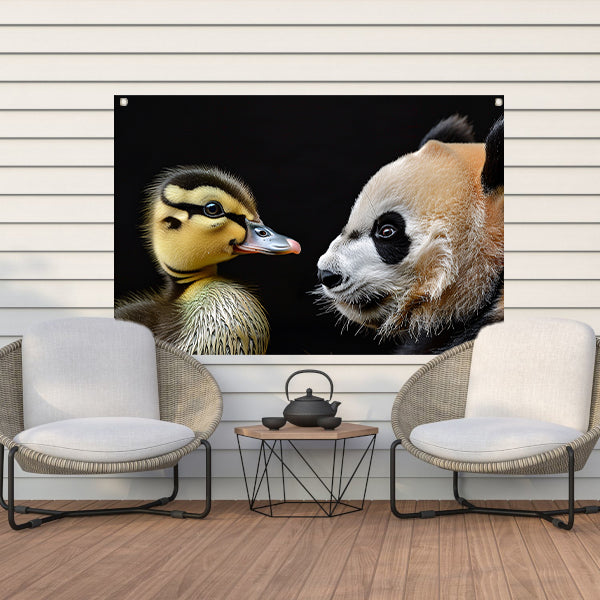Pandababy en eendkuiken knuffelen tuinposter