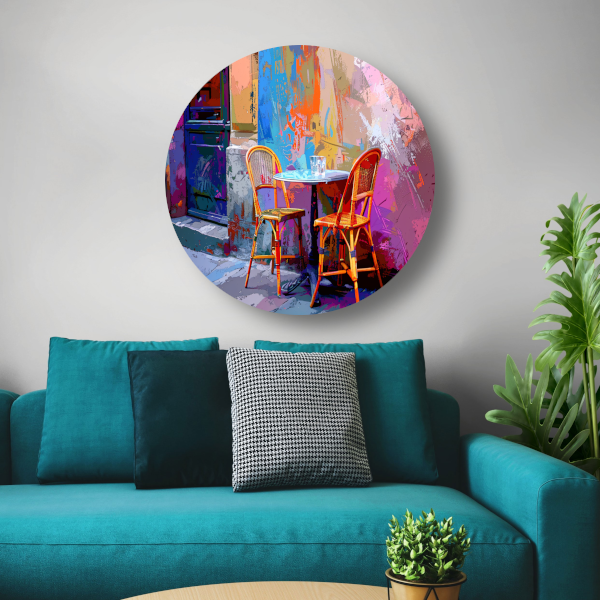 Minimalistisch interieur met twee stoelen en tafel aluminium muurcirkel
