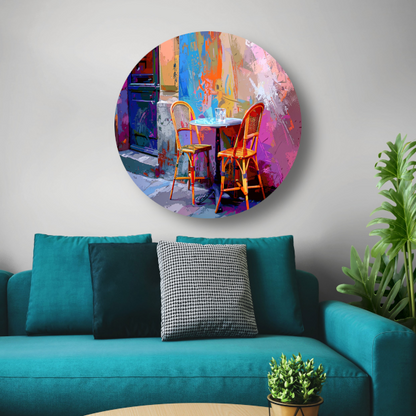 Minimalistisch interieur met twee stoelen en tafel aluminium muurcirkel
