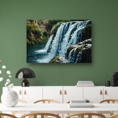 Waterval Stroomt Over Rotsen in Natuurlijke Omgeving canvas