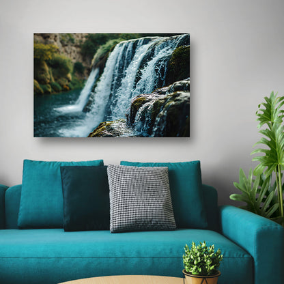 Waterval Stroomt Over Rotsen in Natuurlijke Omgeving canvas