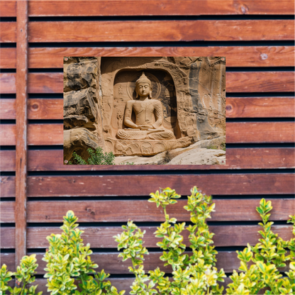 Meditatief Boeddha Sculptuur in Rotswand tuinposter