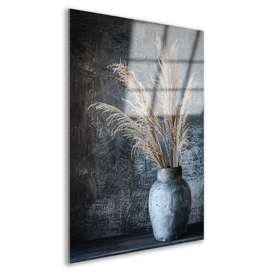 Rustieke blauwe vaas met graanstengels tegen donkere achtergrond acrylglas