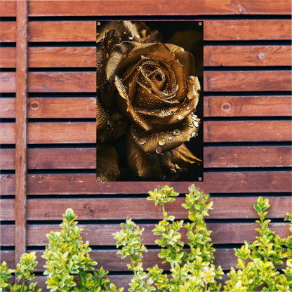 Betoverende gouden roos met ochtenddauw tuinposter